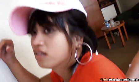 Una joven zorra se pone ver porno gratis latino unos guantes especiales en las manos y le masturba la polla a un tío hasta que se corre