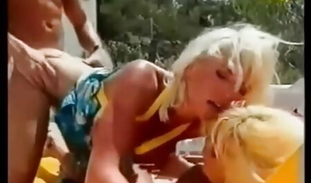 Una videos porno en castellano latino puta madura en medias abrió las nalgas y se metió por el culo